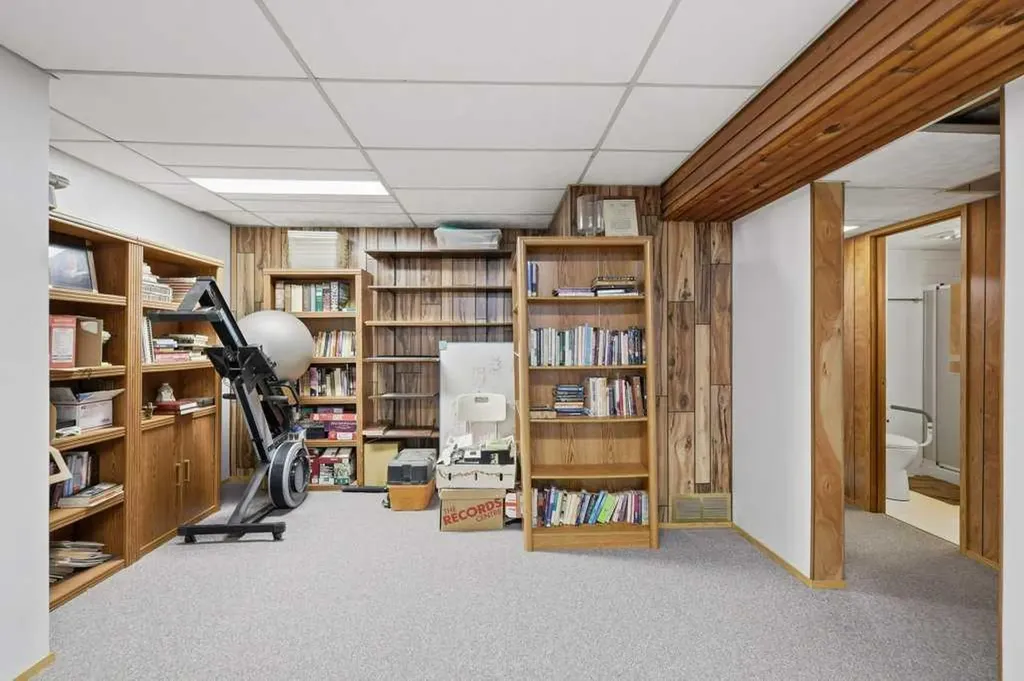 5709 56 Avenue Lacombe AB T4L 1N6