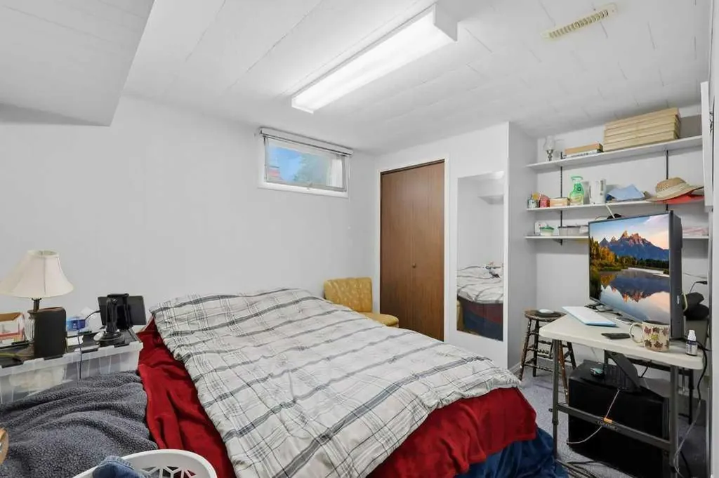 5709 56 Avenue Lacombe AB T4L 1N6