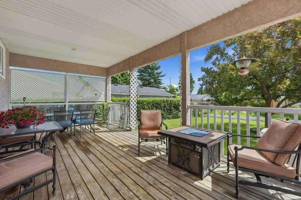 5709 56 Avenue Lacombe AB T4L 1N6
