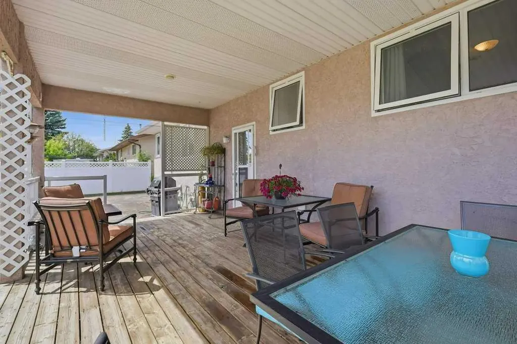 5709 56 Avenue Lacombe AB T4L 1N6