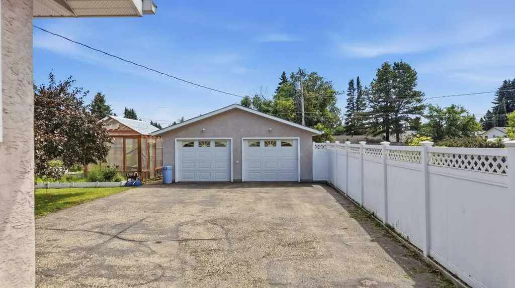 5709 56 Avenue Lacombe AB T4L 1N6
