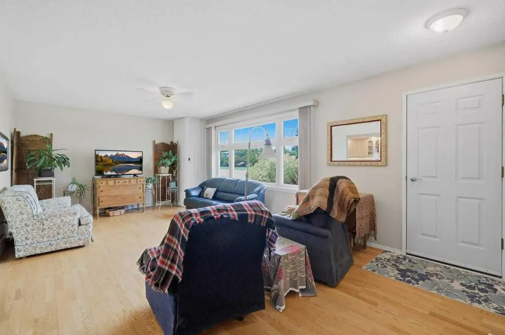 5709 56 Avenue Lacombe AB T4L 1N6
