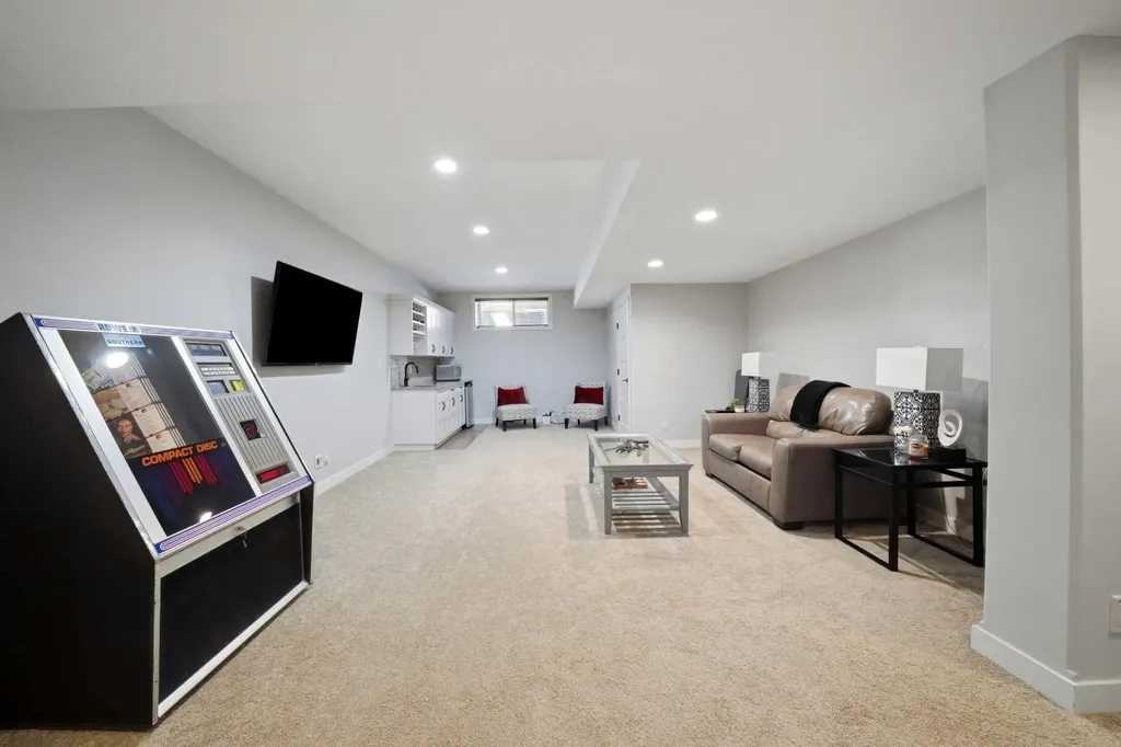 4002 45 Avenue Sylvan Lake AB T4S 0C1