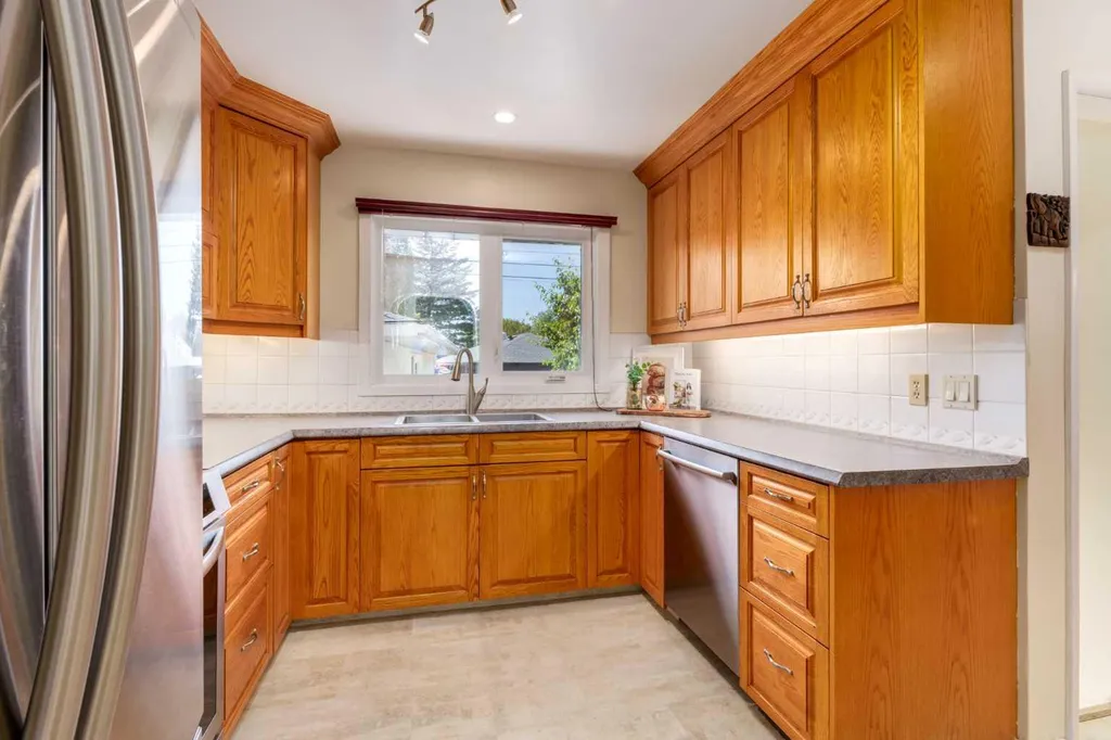 3931 23 Avenue SW Calgary AB T3E 0J9