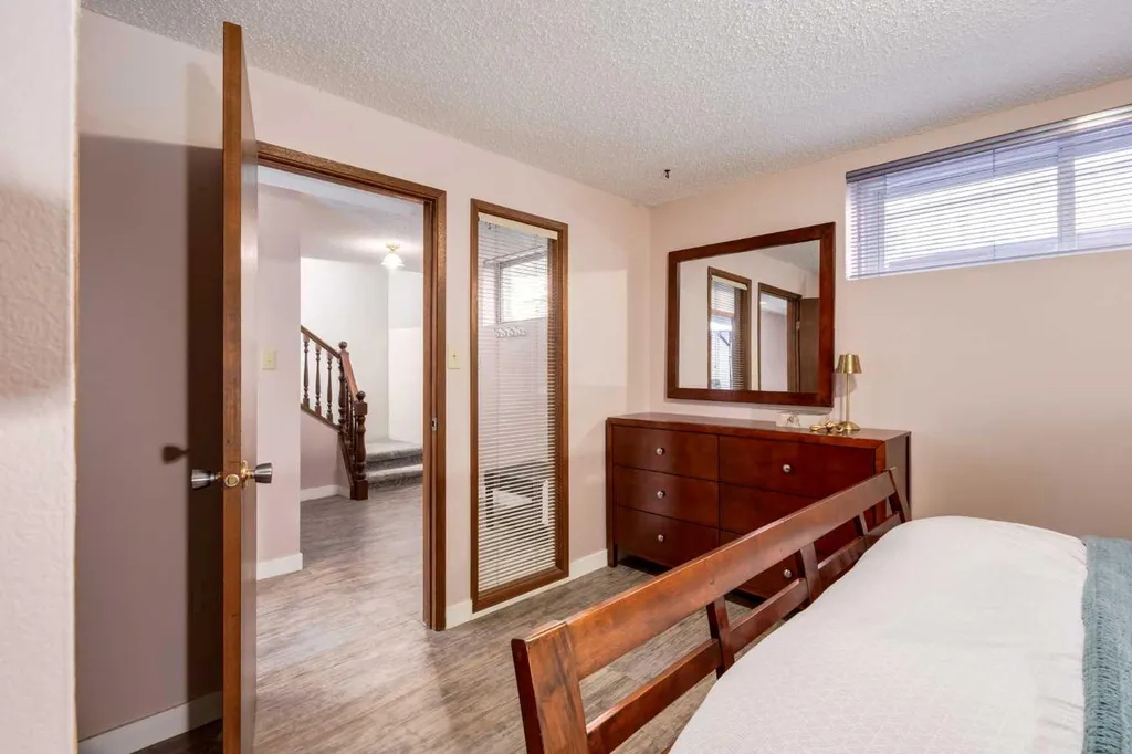 3931 23 Avenue SW Calgary AB T3E 0J9
