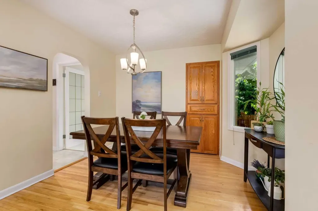 3931 23 Avenue SW Calgary AB T3E 0J9