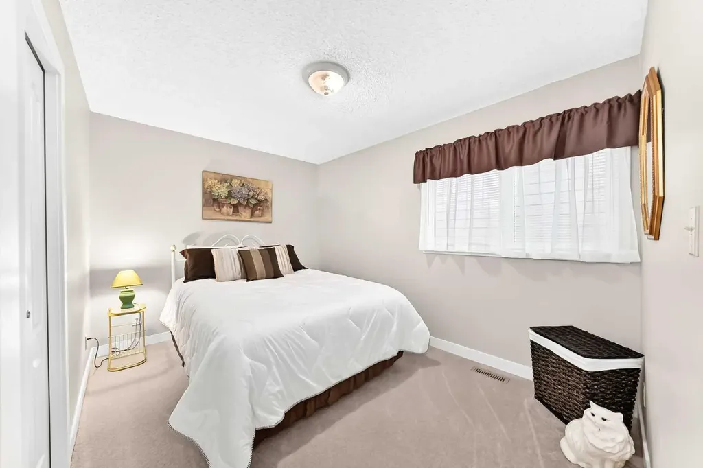 39 Deer Run Place SE Calgary AB T2J 5R2
