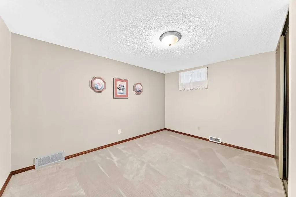 39 Deer Run Place SE Calgary AB T2J 5R2