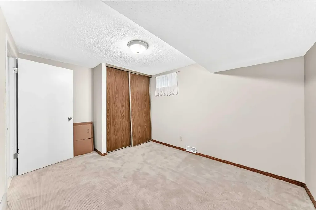 39 Deer Run Place SE Calgary AB T2J 5R2