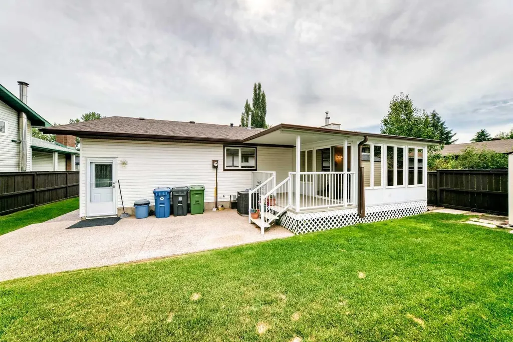 39 Deer Run Place SE Calgary AB T2J 5R2