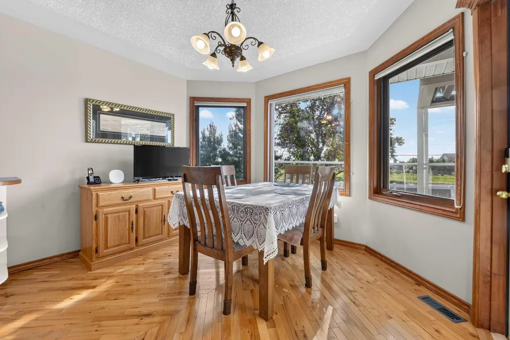 27 Cougar Bay N Lethbridge AB T1H 6H3