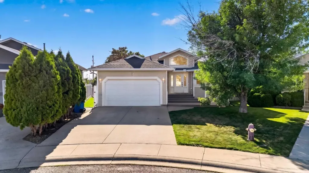 27 Cougar Bay N Lethbridge AB T1H 6H3