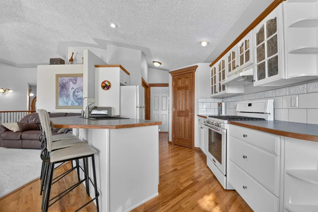 27 Cougar Bay N Lethbridge AB T1H 6H3