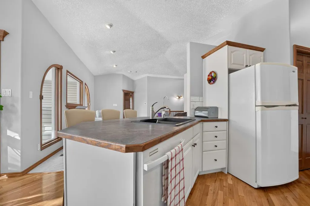 27 Cougar Bay N Lethbridge AB T1H 6H3