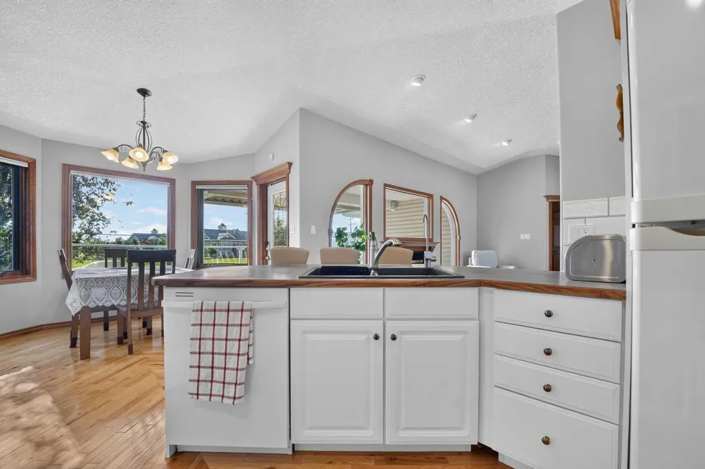 27 Cougar Bay N Lethbridge AB T1H 6H3