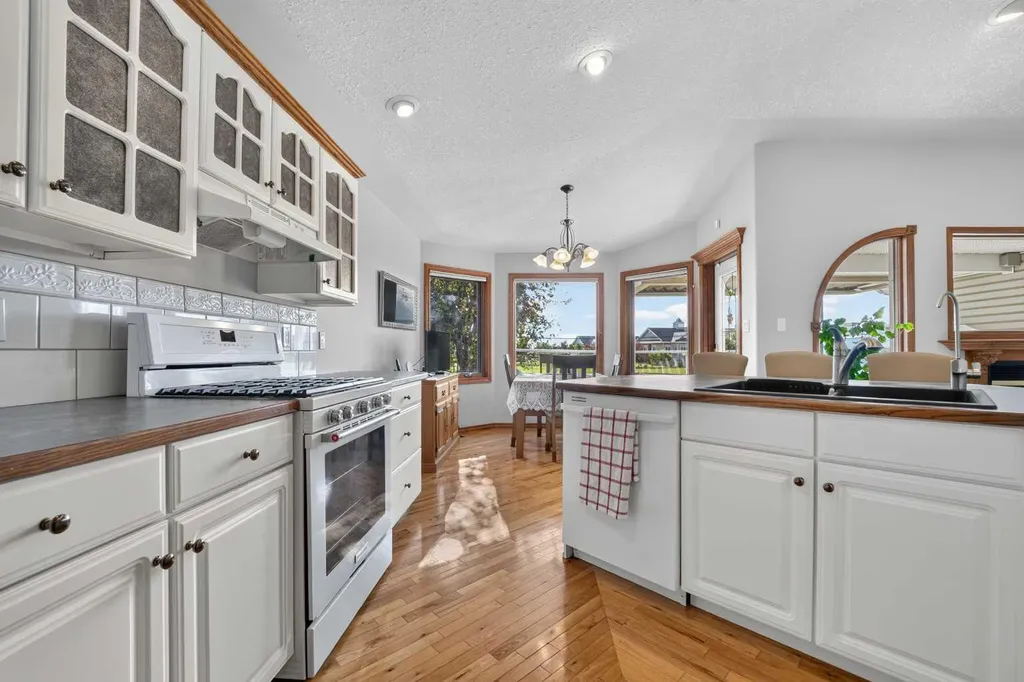 27 Cougar Bay N Lethbridge AB T1H 6H3