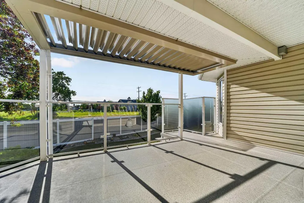 27 Cougar Bay N Lethbridge AB T1H 6H3