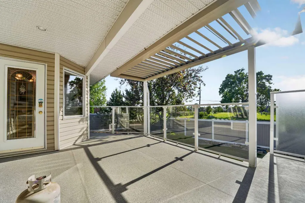 27 Cougar Bay N Lethbridge AB T1H 6H3