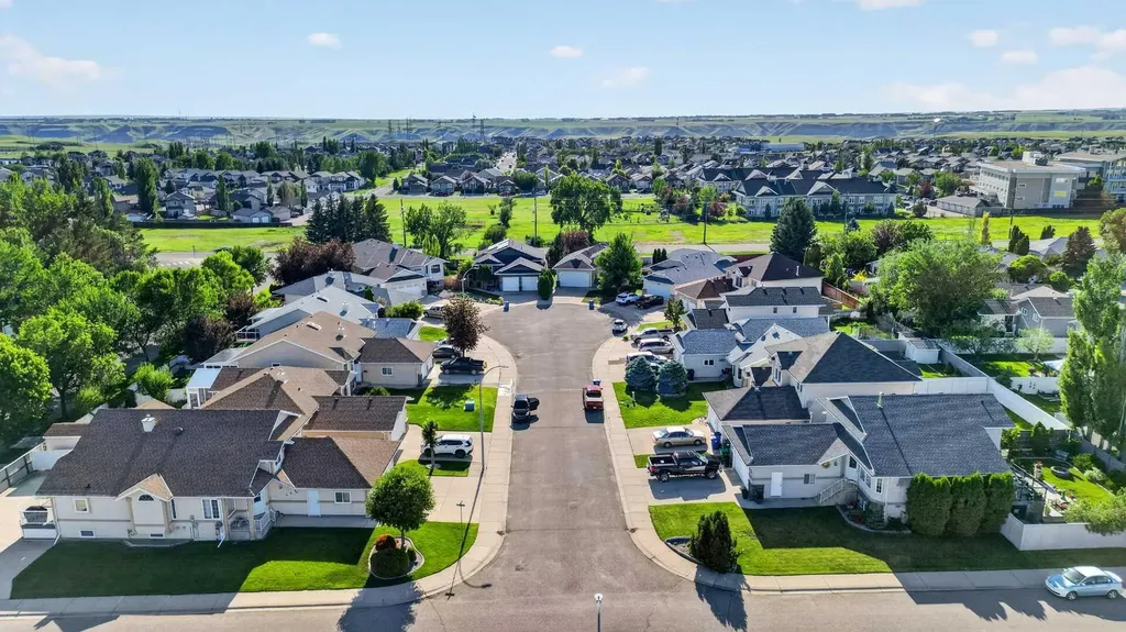27 Cougar Bay N Lethbridge AB T1H 6H3