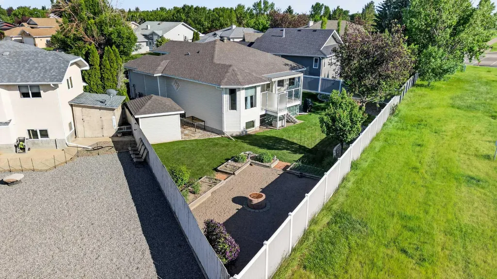 27 Cougar Bay N Lethbridge AB T1H 6H3