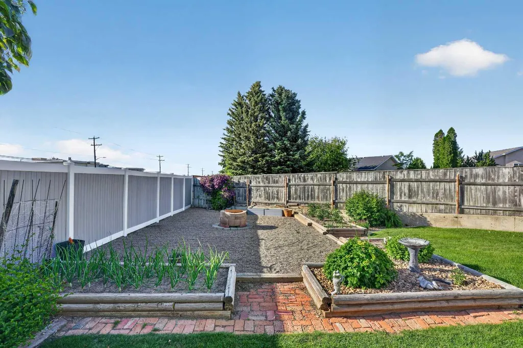 27 Cougar Bay N Lethbridge AB T1H 6H3