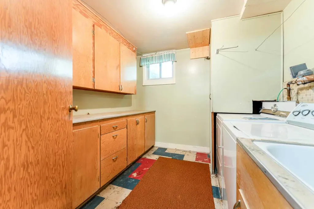 1122 9 Street NW Calgary AB T2M3K8