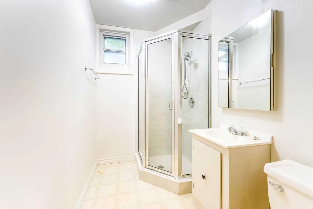 1122 9 Street NW Calgary AB T2M3K8