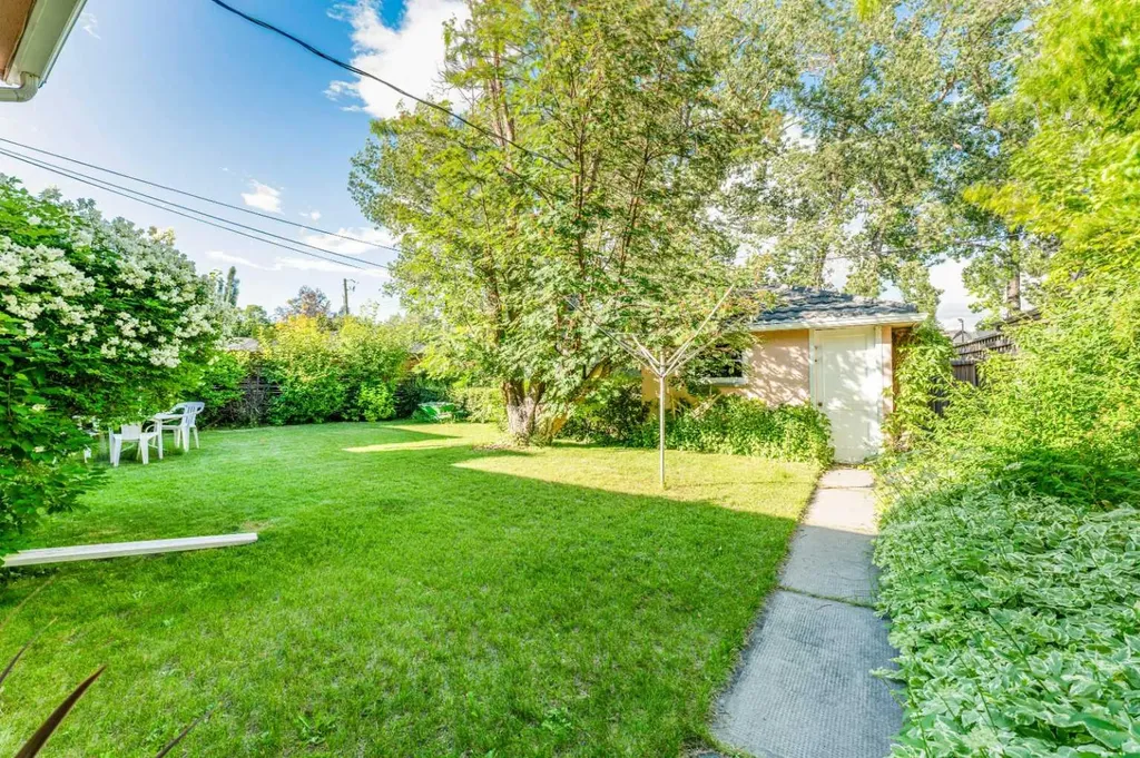 1122 9 Street NW Calgary AB T2M3K8