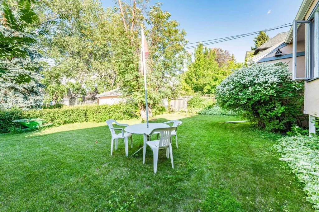 1122 9 Street NW Calgary AB T2M3K8