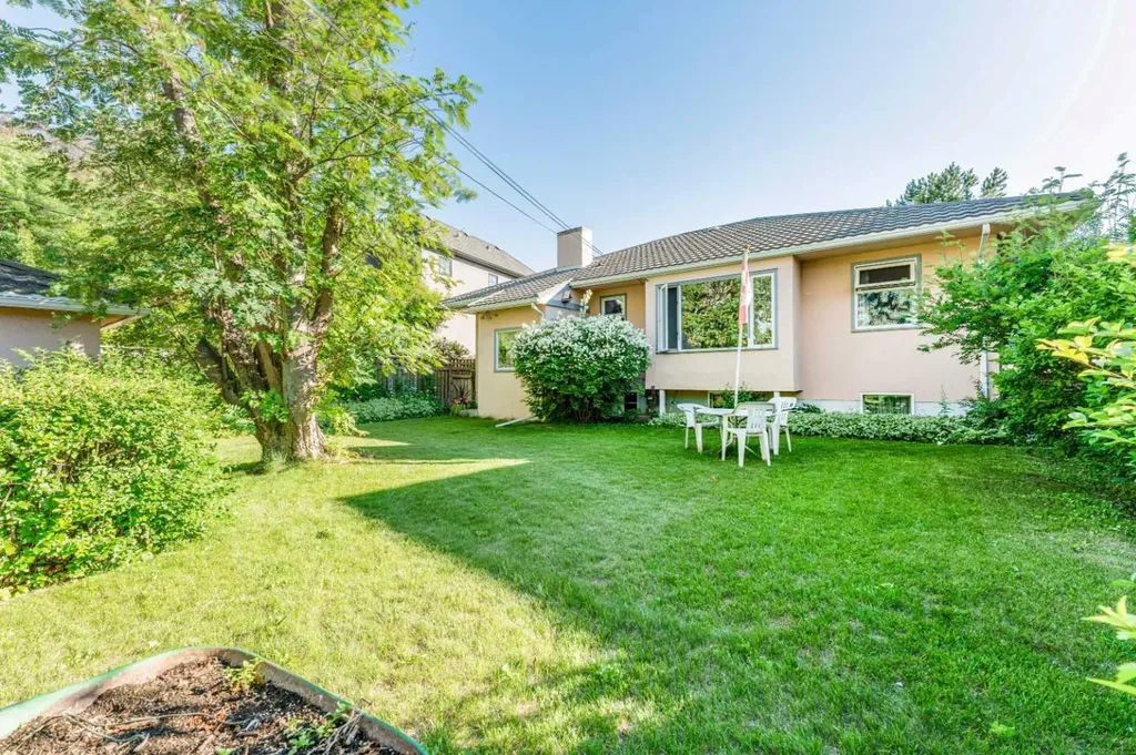 1122 9 Street NW Calgary AB T2M3K8