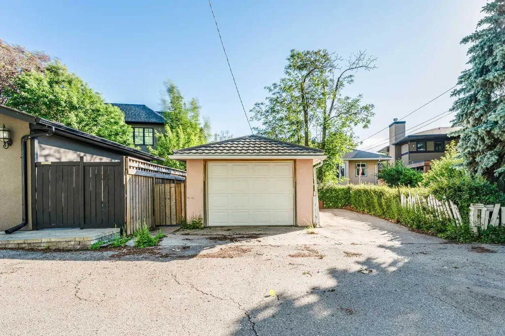 1122 9 Street NW Calgary AB T2M3K8