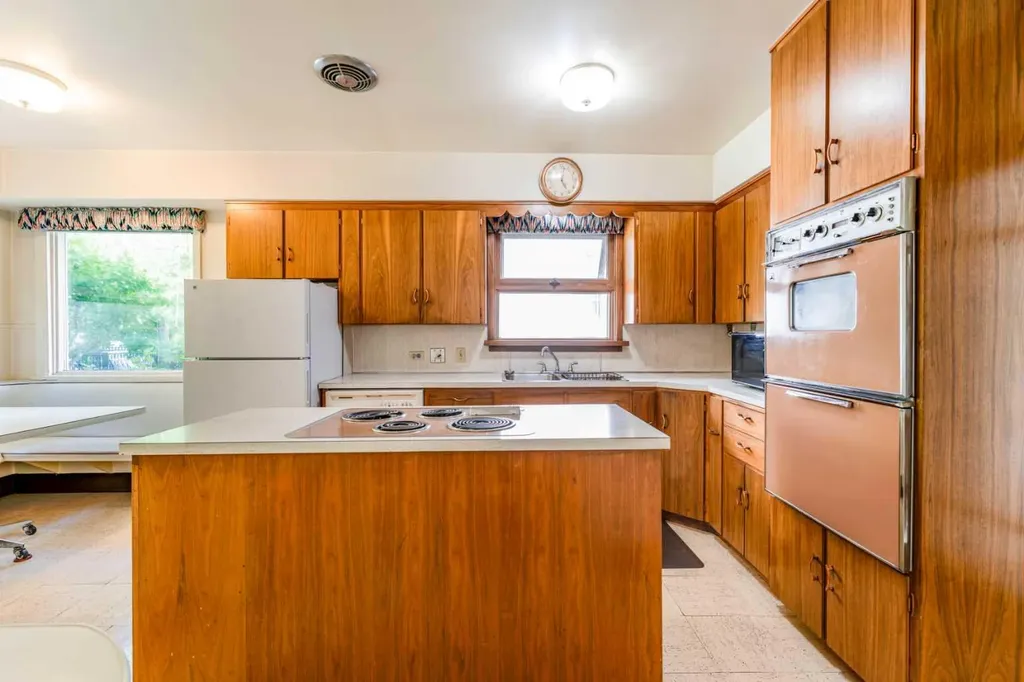1122 9 Street NW Calgary AB T2M3K8