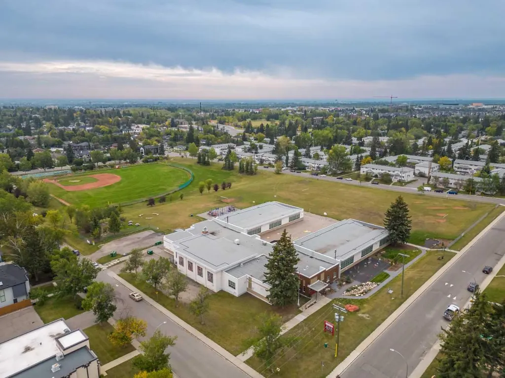 5305 32 Avenue SW Calgary AB T3E 8A2
