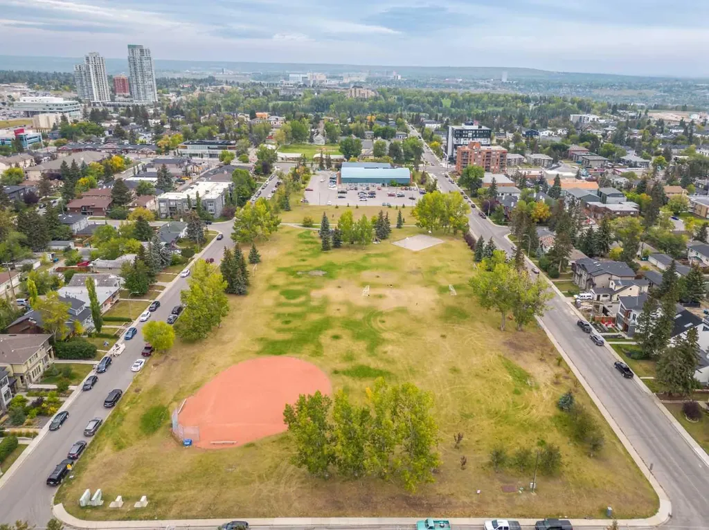 5305 32 Avenue SW Calgary AB T3E 8A2
