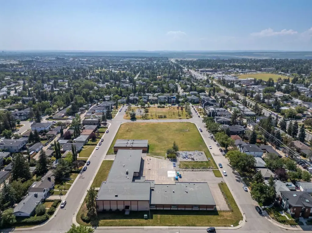 5305 32 Avenue SW Calgary AB T3E 8A2