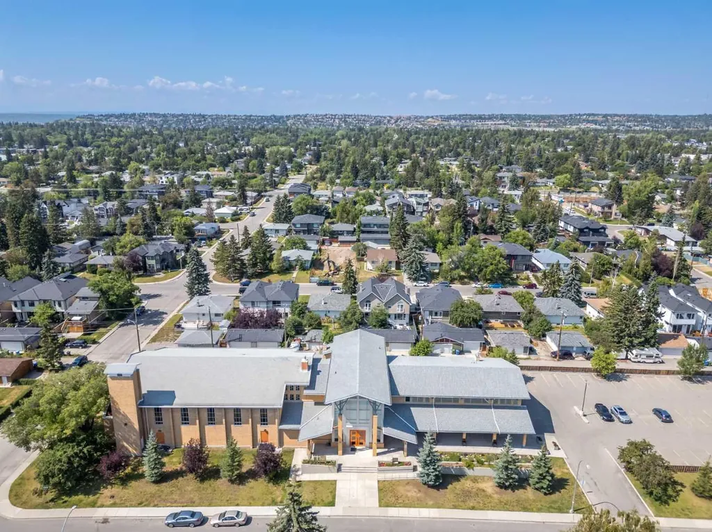 5305 32 Avenue SW Calgary AB T3E 8A2