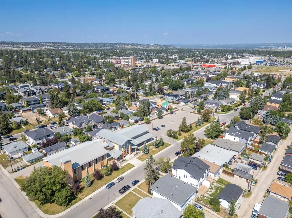 5305 32 Avenue SW Calgary AB T3E 8A2