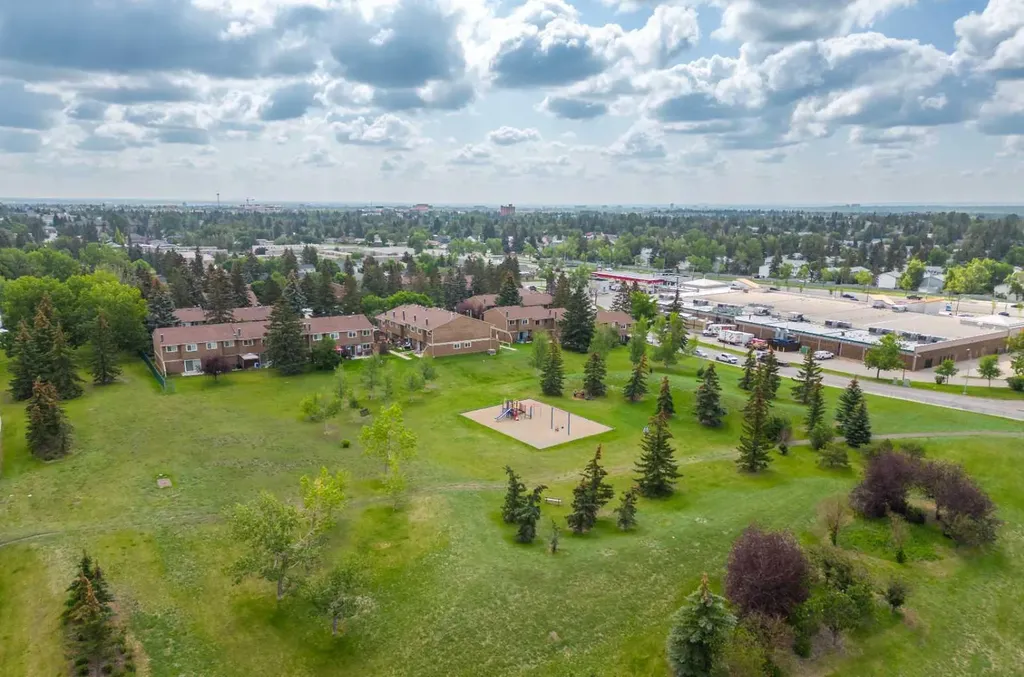 5305 32 Avenue SW Calgary AB T3E 8A2