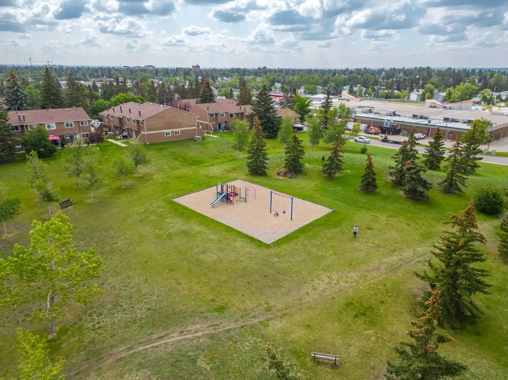 5305 32 Avenue SW Calgary AB T3E 8A2