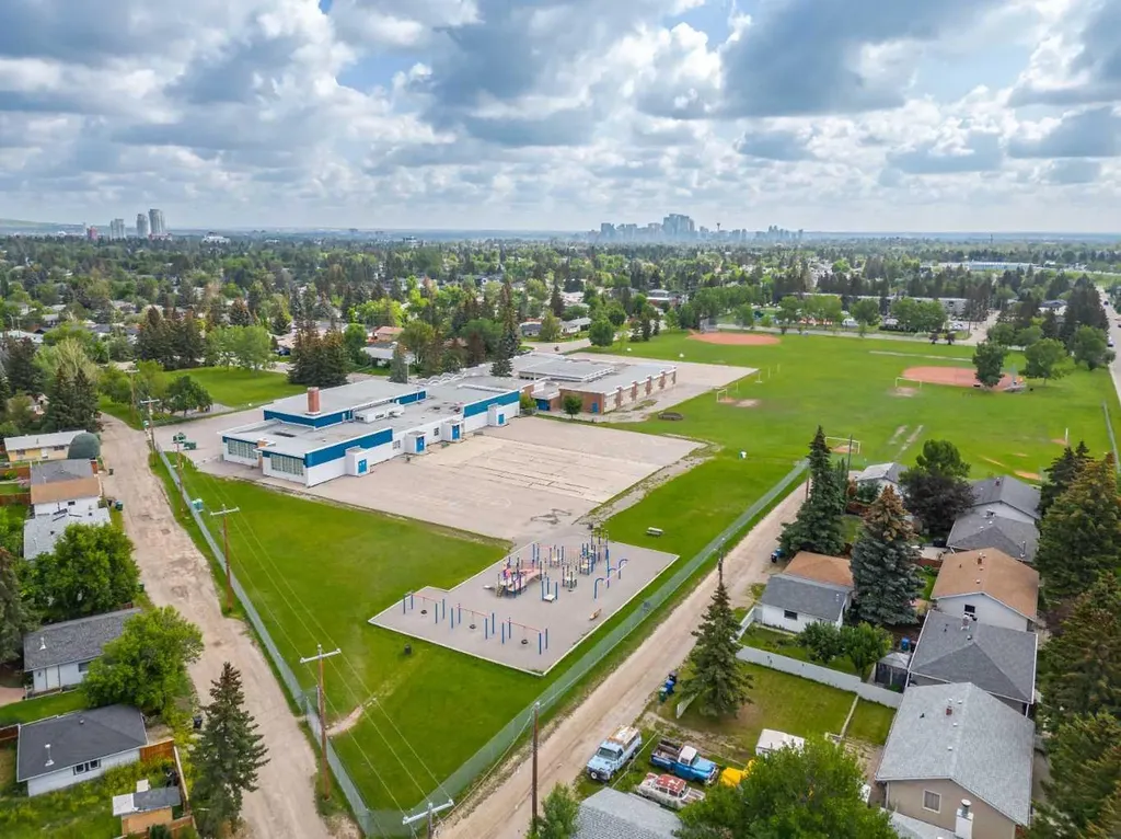 5305 32 Avenue SW Calgary AB T3E 8A2