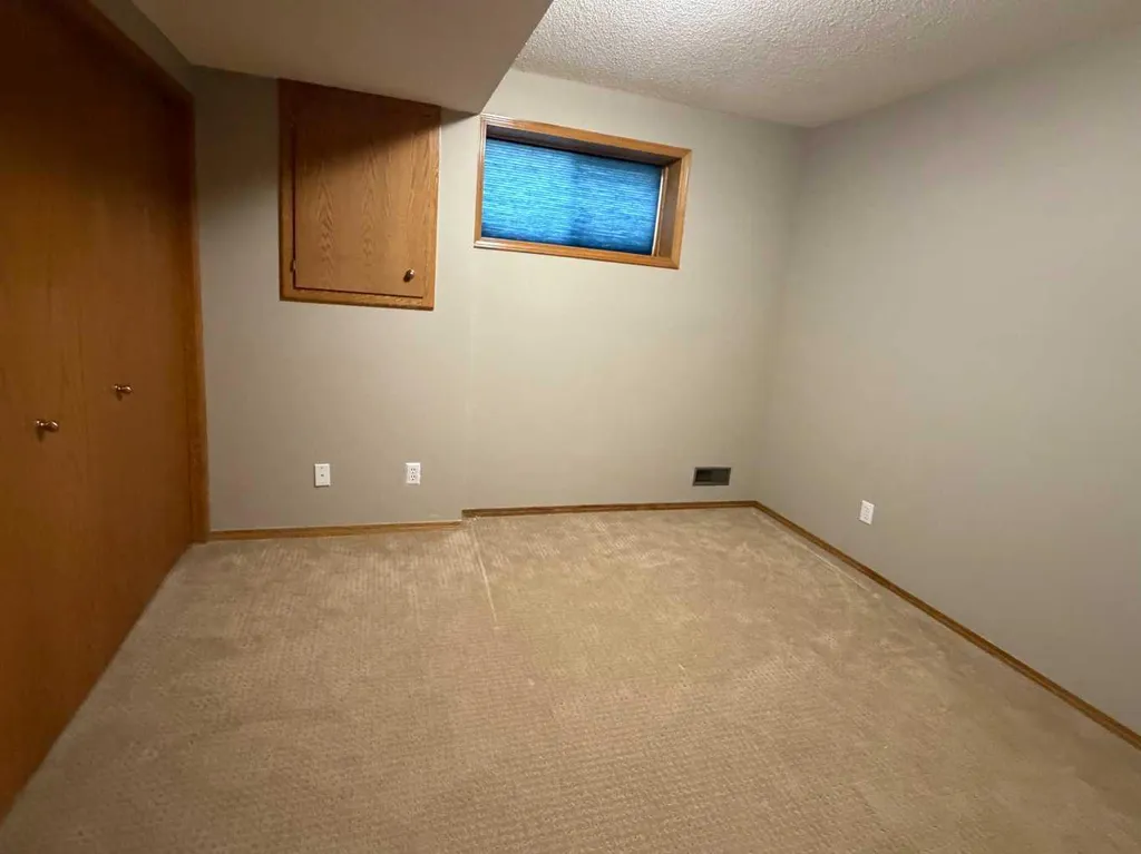73 Scripps Landing NW Calgary AB T3L 1W2