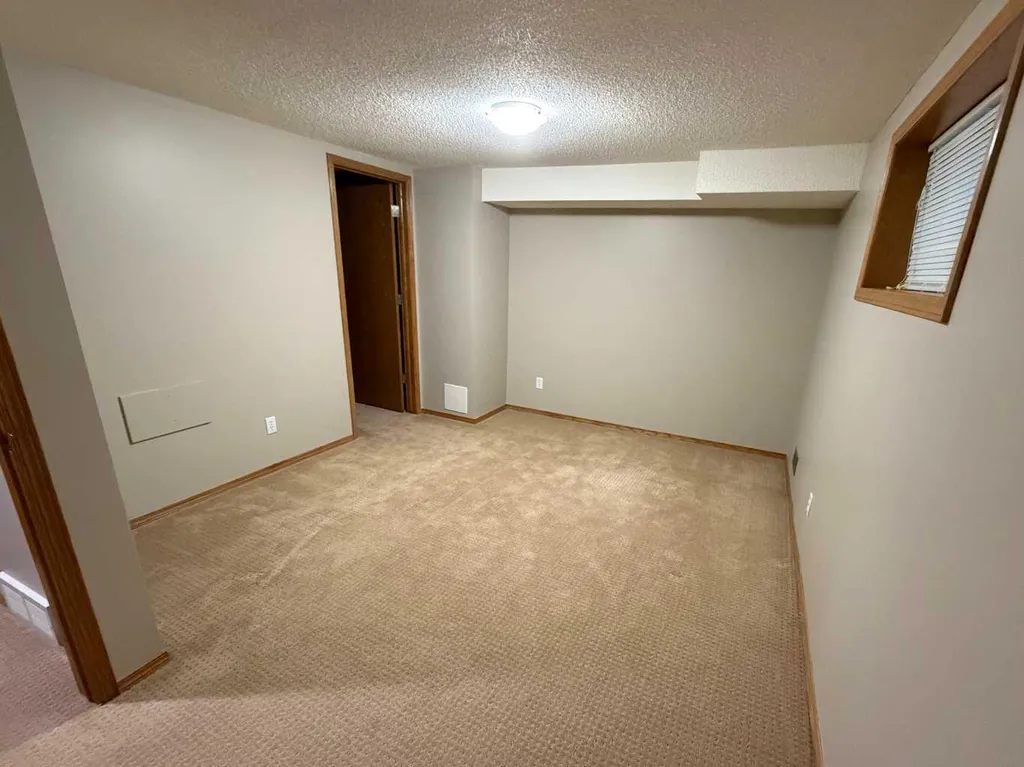 73 Scripps Landing NW Calgary AB T3L 1W2