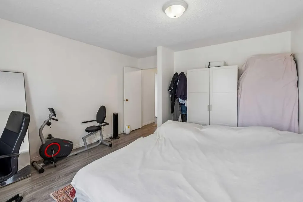 3015 51 Street SW Calgary AB T3E 6N5