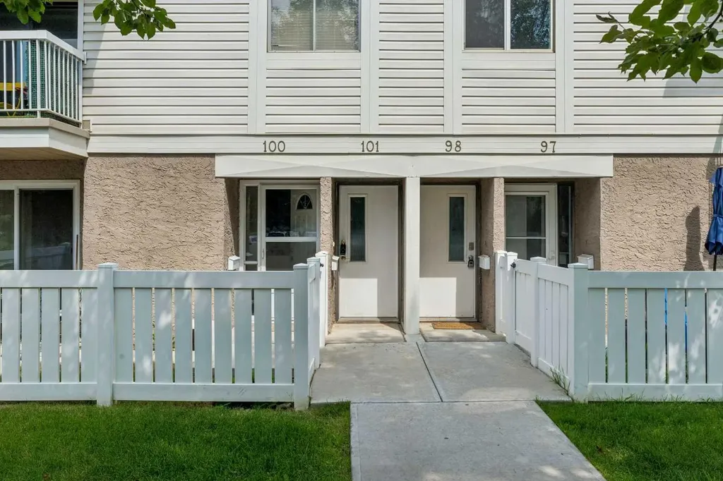 3015 51 Street SW Calgary AB T3E 6N5