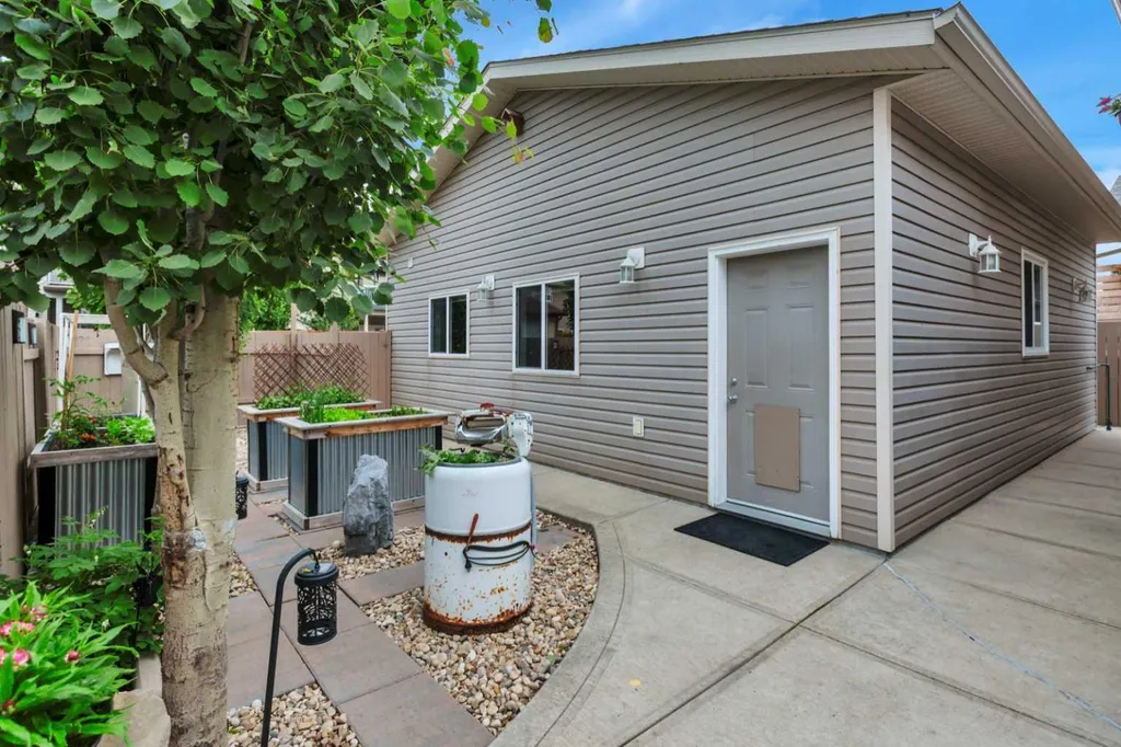 52 Irving Crescent Red Deer AB T4R 3R9