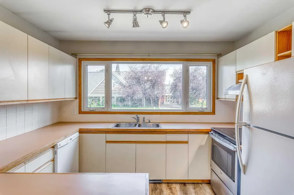 10619 Elbow Drive SW Calgary AB T2W 1G3