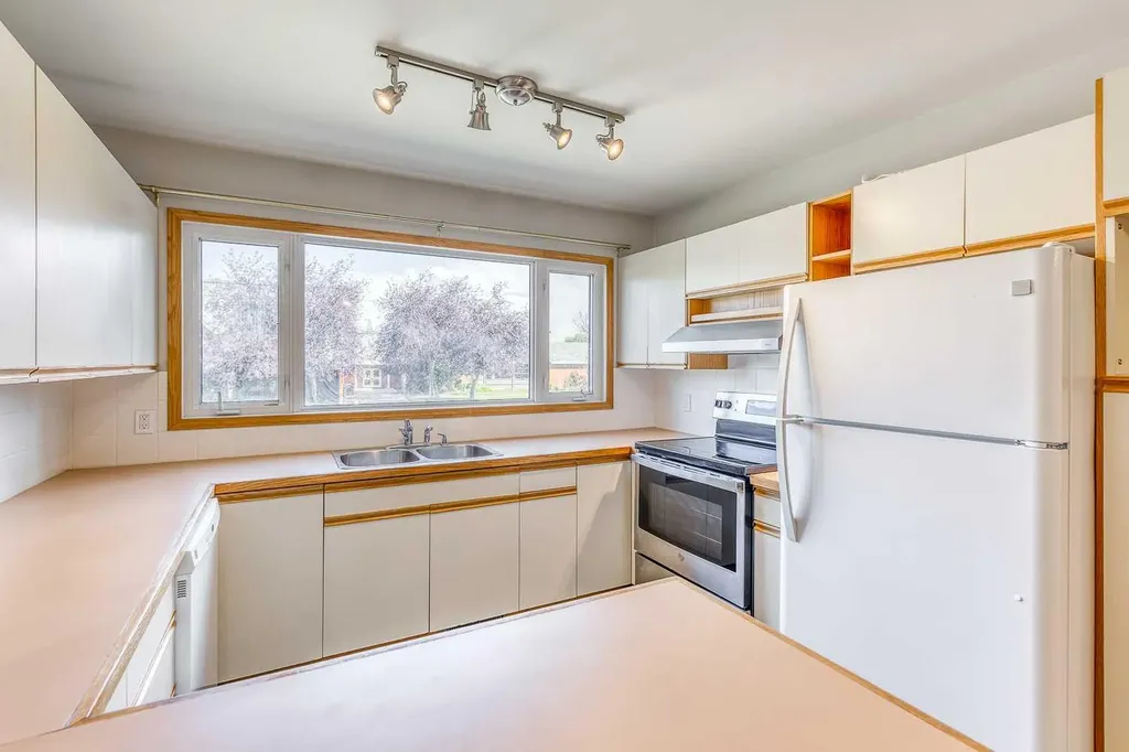 10619 Elbow Drive SW Calgary AB T2W 1G3