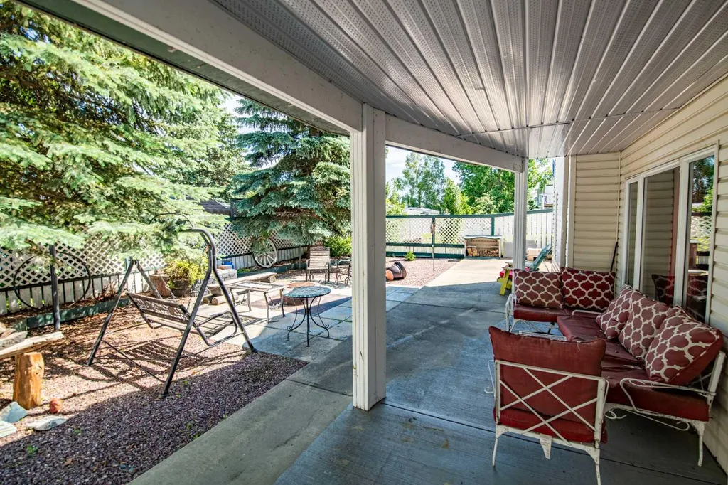 28 Westwood Crescent Sylvan Lake AB T4S 1P6