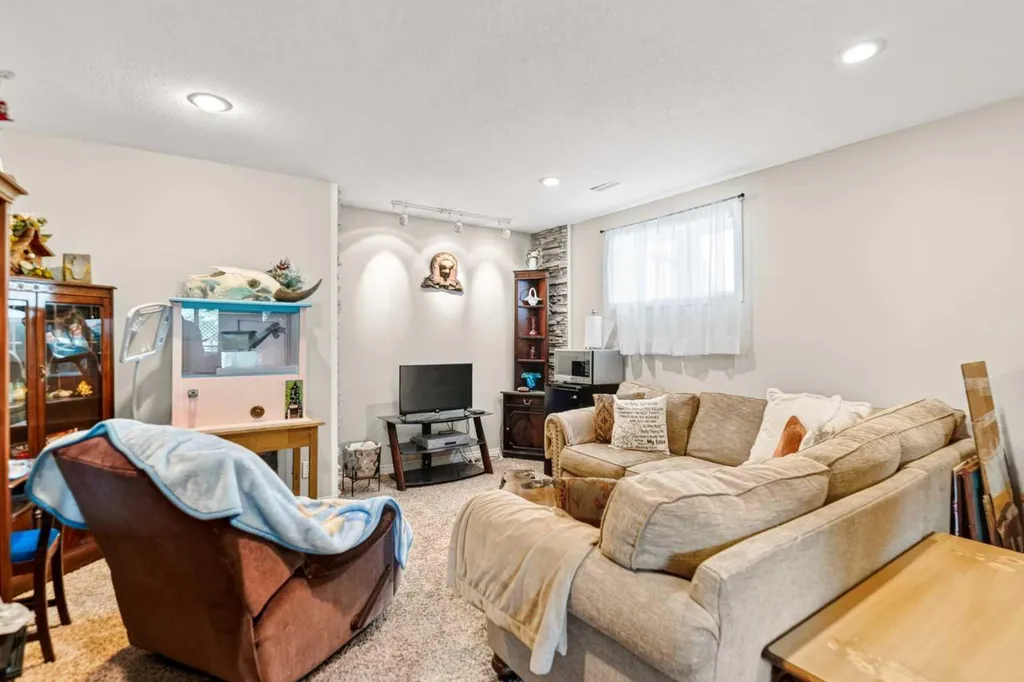 28 Westwood Crescent Sylvan Lake AB T4S 1P6