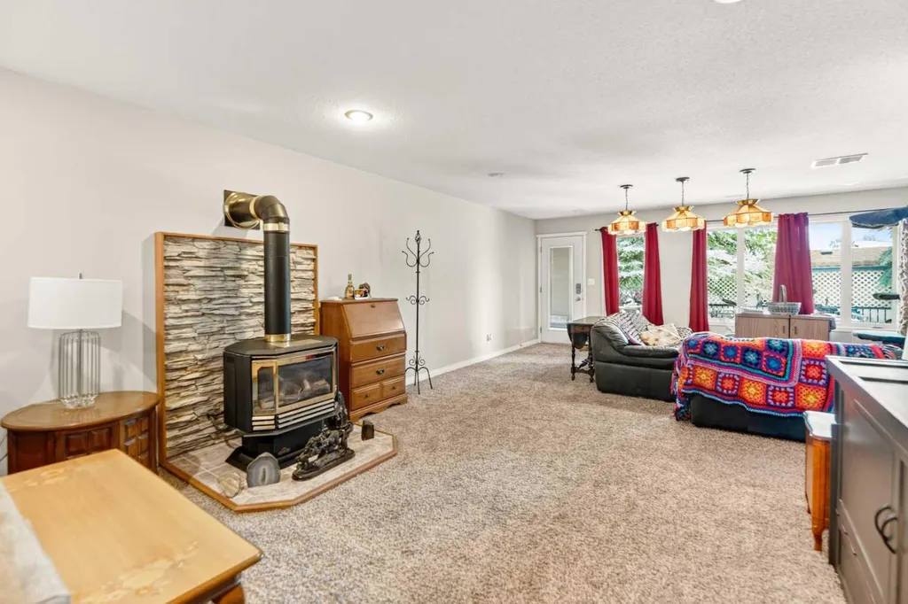 28 Westwood Crescent Sylvan Lake AB T4S 1P6